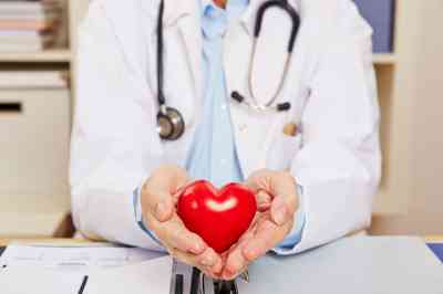 Arzt mit Herzsymbol in Händen - © Robert Kneschke - stock.adobe.com