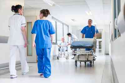 Krankenhausgang mit Mitarbeitern - © spotmatikphoto - stock.adobe.com